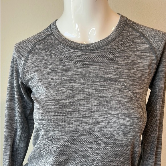 Lululemon Athletica Gray Fitted Long Sleeve Tee - Picture 3 of 10